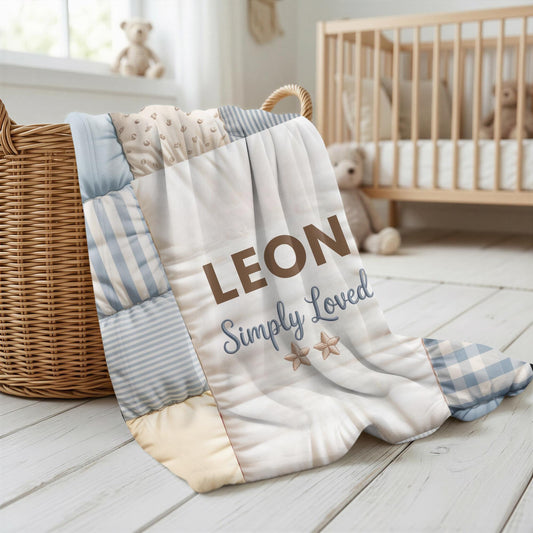 Personalized baby blanket with name in a soft patchwork quilt look. Neutral, lightweight and cozy – a timeless newborn or baby shower gift.