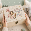 This adorable pilot bear design in soft pink tones creates a warm and adventurous atmosphere — perfect for a modern nursery. Personalized with your baby's name, this handcrafted wooden keepsake box is made to hold precious memories from the very first days and beyond.