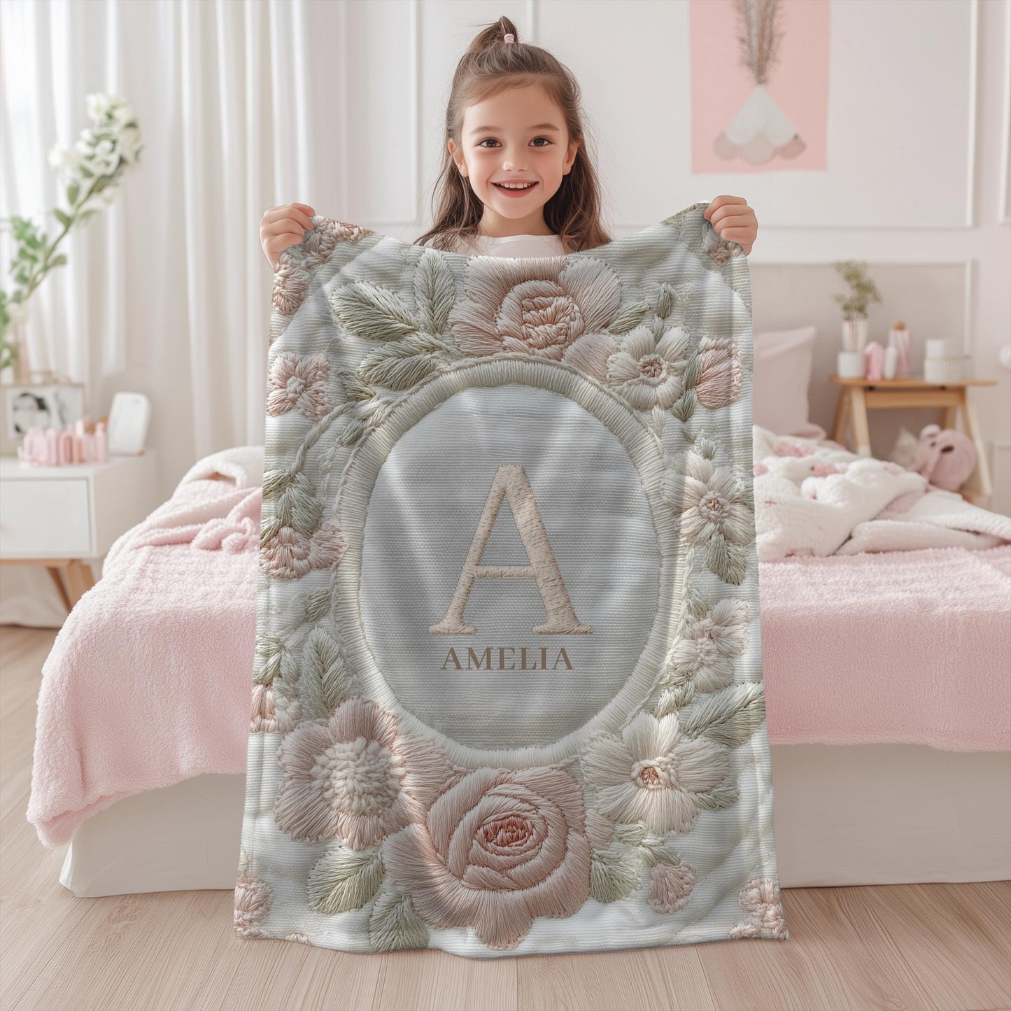 Elegant personalized baby blanket with floral monogram in an embroidered-look style. A timeless, meaningful gift for newborns.
