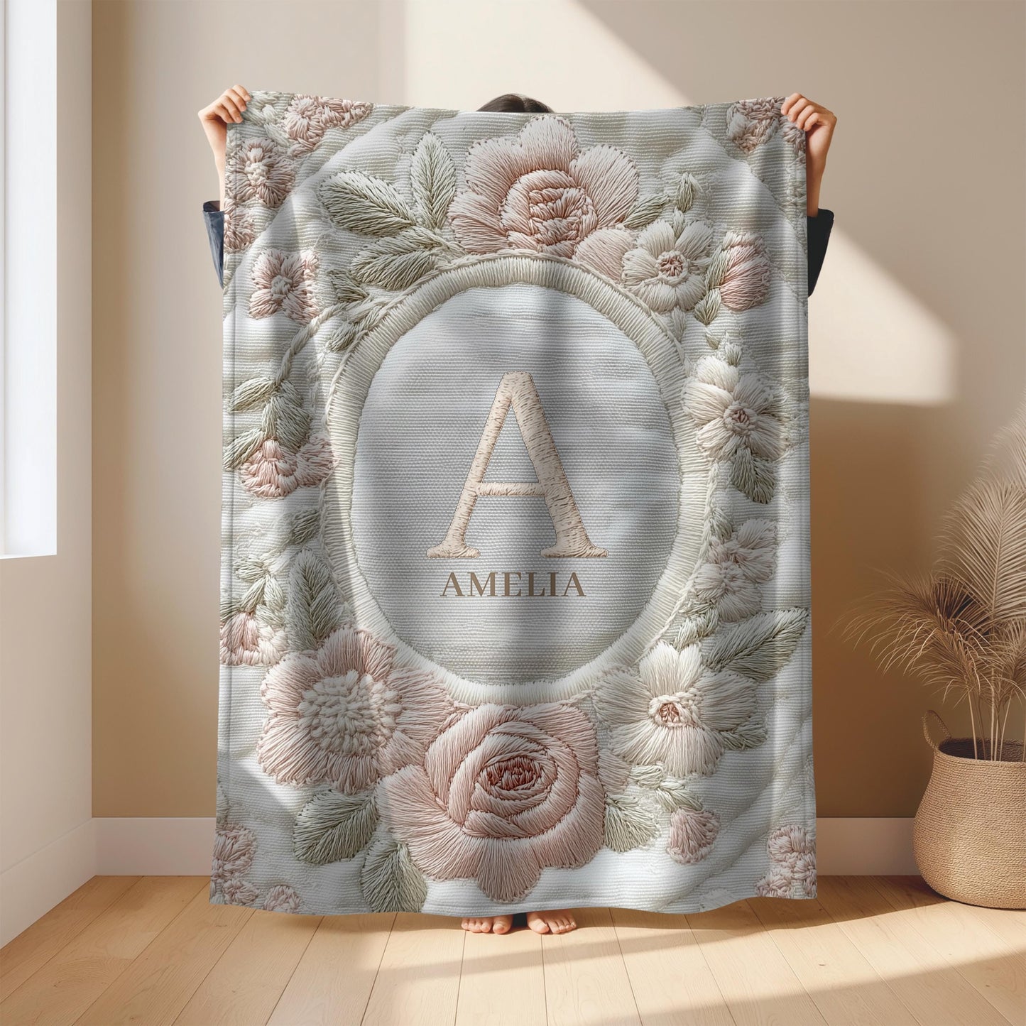 Elegant personalized baby blanket with floral monogram in an embroidered-look style. A timeless, meaningful gift for newborns.
