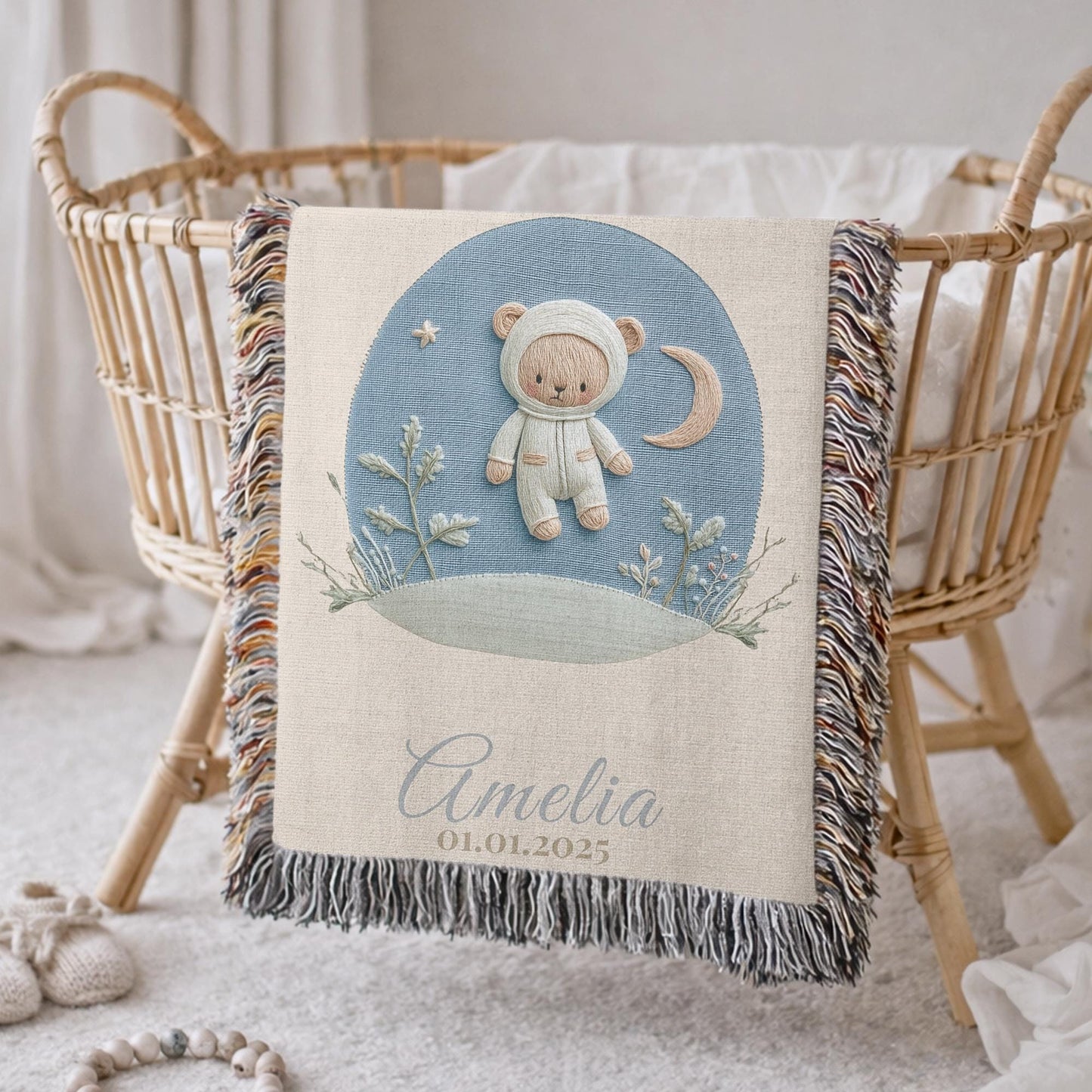 Personalized astronaut teddy woven blanket made from 100% cotton. A calm space-themed nursery design with a teddy bear in an astronaut suit, woven in an embroidered-look finish — custom name and optional birth date included.