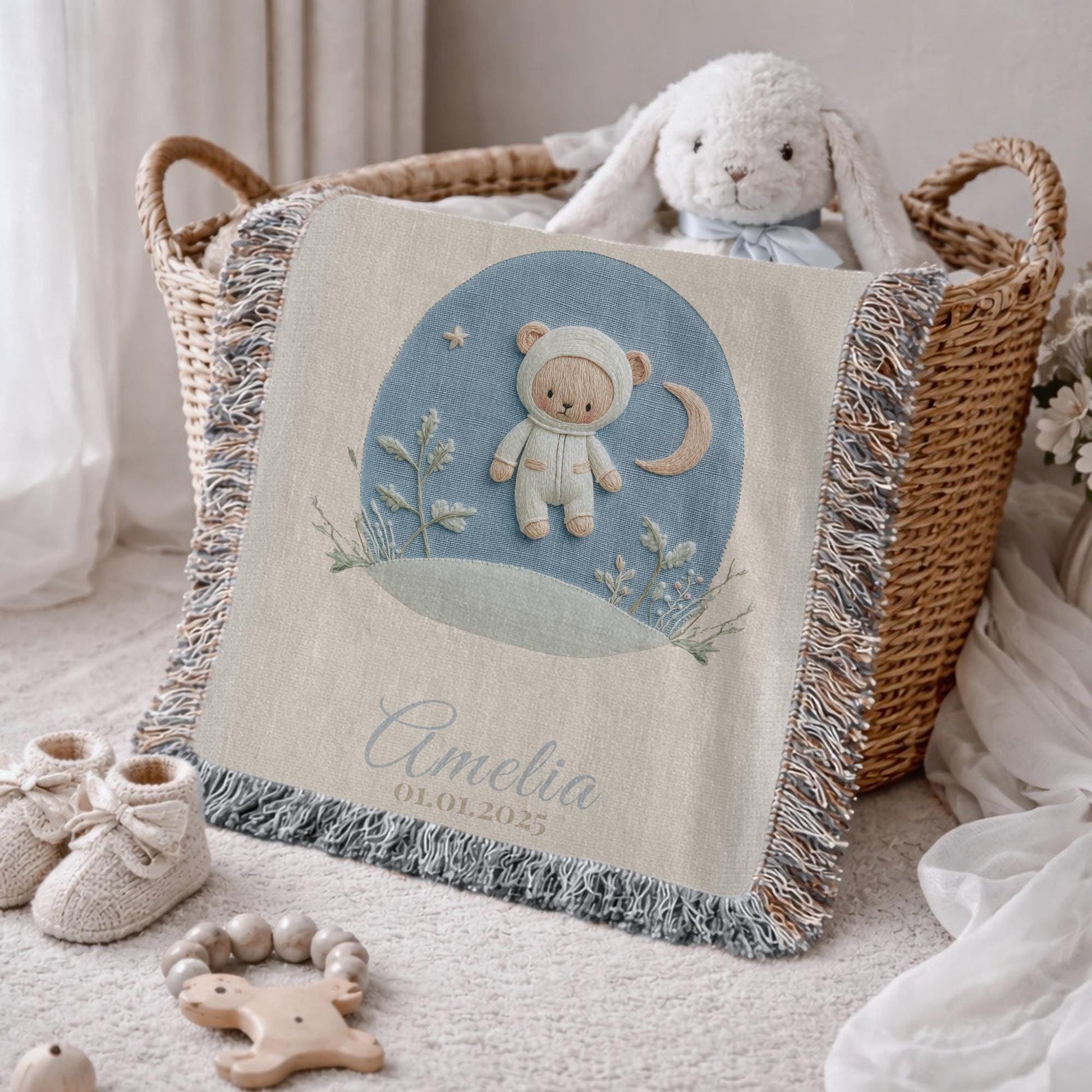 Personalized astronaut teddy woven blanket made from 100% cotton. A calm space-themed nursery design with a teddy bear in an astronaut suit, woven in an embroidered-look finish — custom name and optional birth date included.