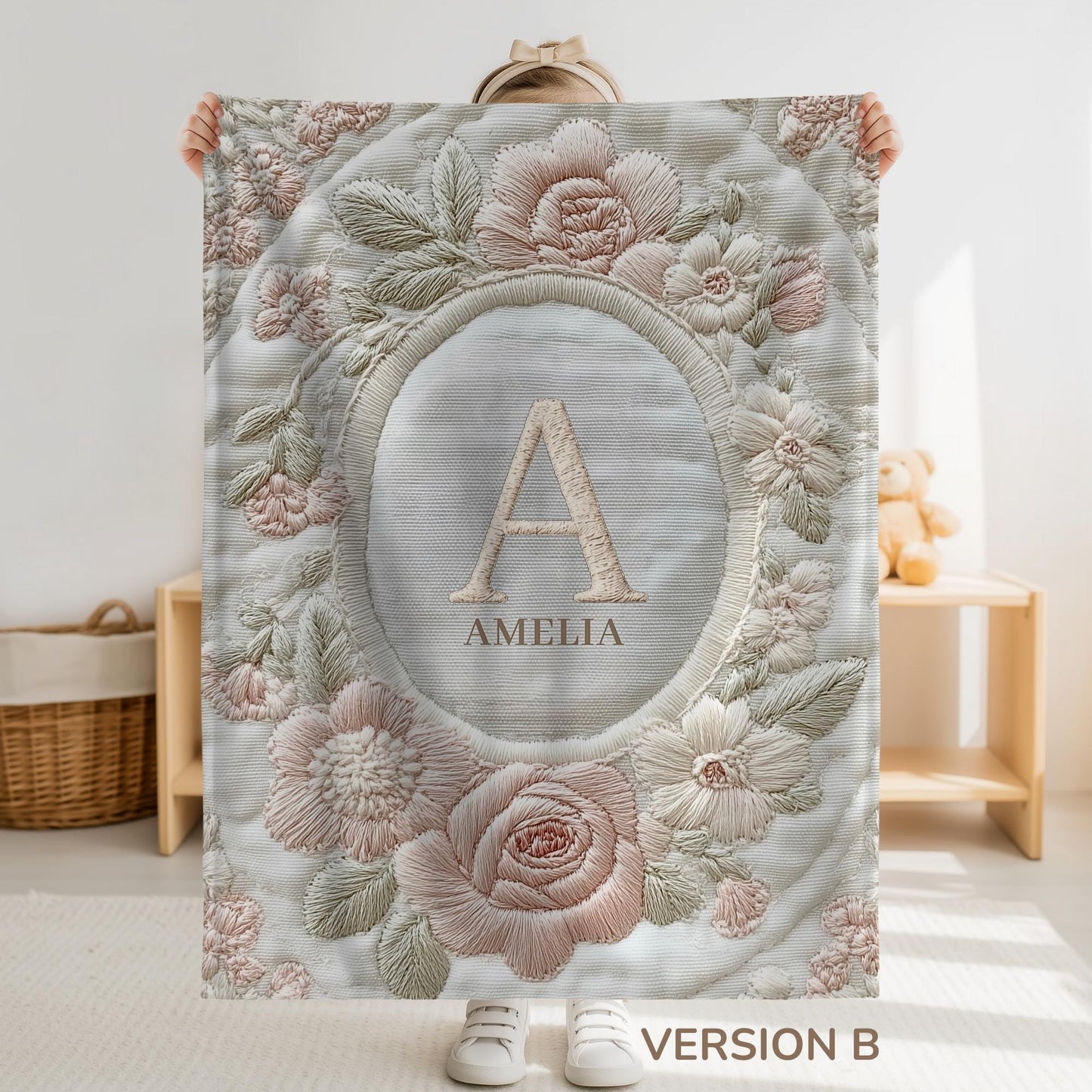 Elegant personalized baby blanket with floral monogram in an embroidered-look style. A timeless, meaningful gift for newborns.