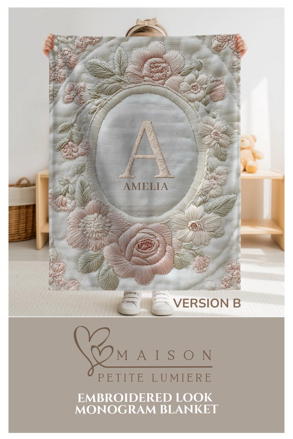 Elegant personalized baby blanket with floral monogram in an embroidered-look style. A timeless, meaningful gift for newborns.
