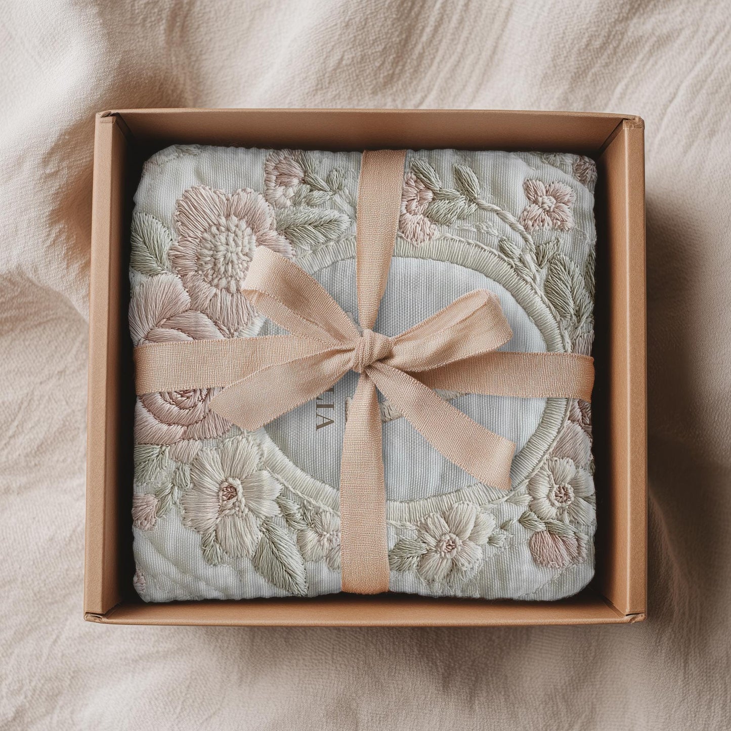 Elegant personalized baby blanket with floral monogram in an embroidered-look style. A timeless, meaningful gift for newborns.