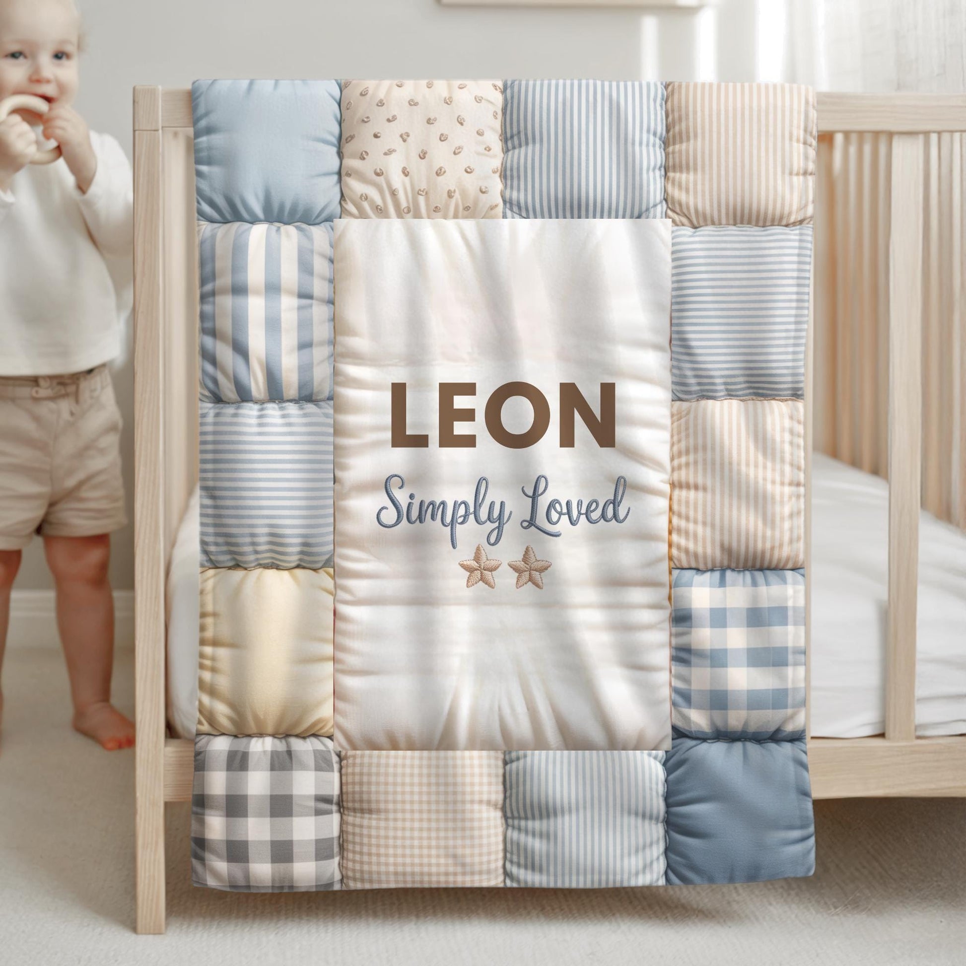 Personalized baby blanket with name in a soft patchwork quilt look. Neutral, lightweight and cozy – a timeless newborn or baby shower gift.