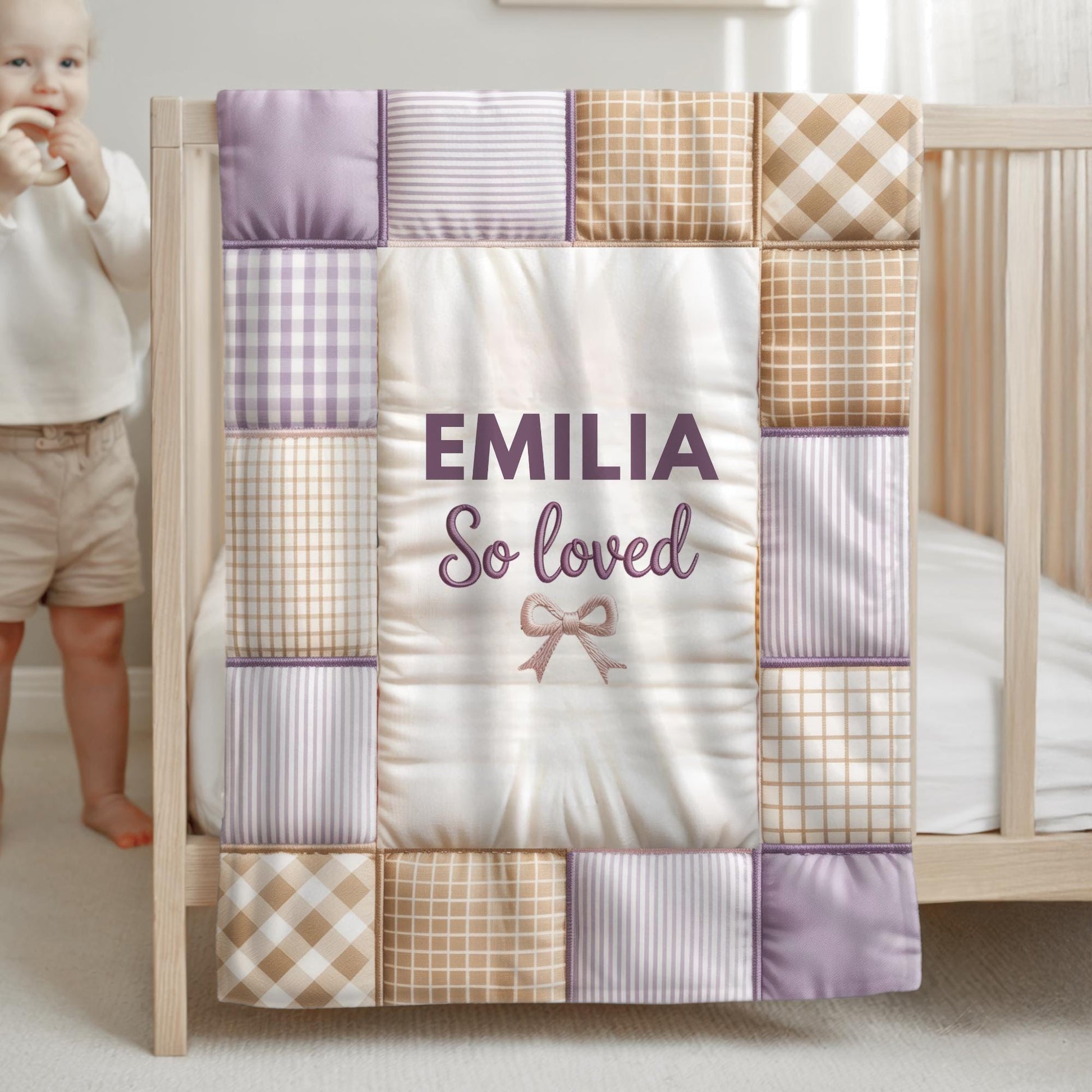 Neutral baby blanket in a patchwork quilt look with baby name. Unisex design, soft and timeless – perfect for modern nurseries and baby gifts.
