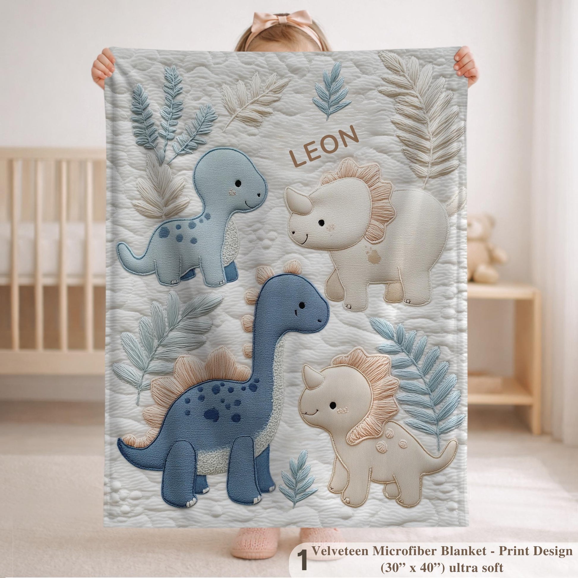 Personalized Dinosaur Baby Blanket with Name. Soft natural colors, embroidered-look design – a loving gift for a newborn or baptism.