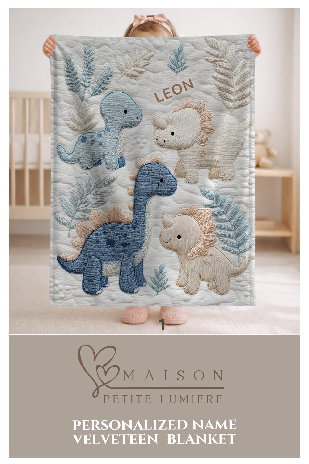 Personalized Dinosaur Baby Blanket with Name. Soft natural colors, embroidered-look design – a loving gift for a newborn or baptism.