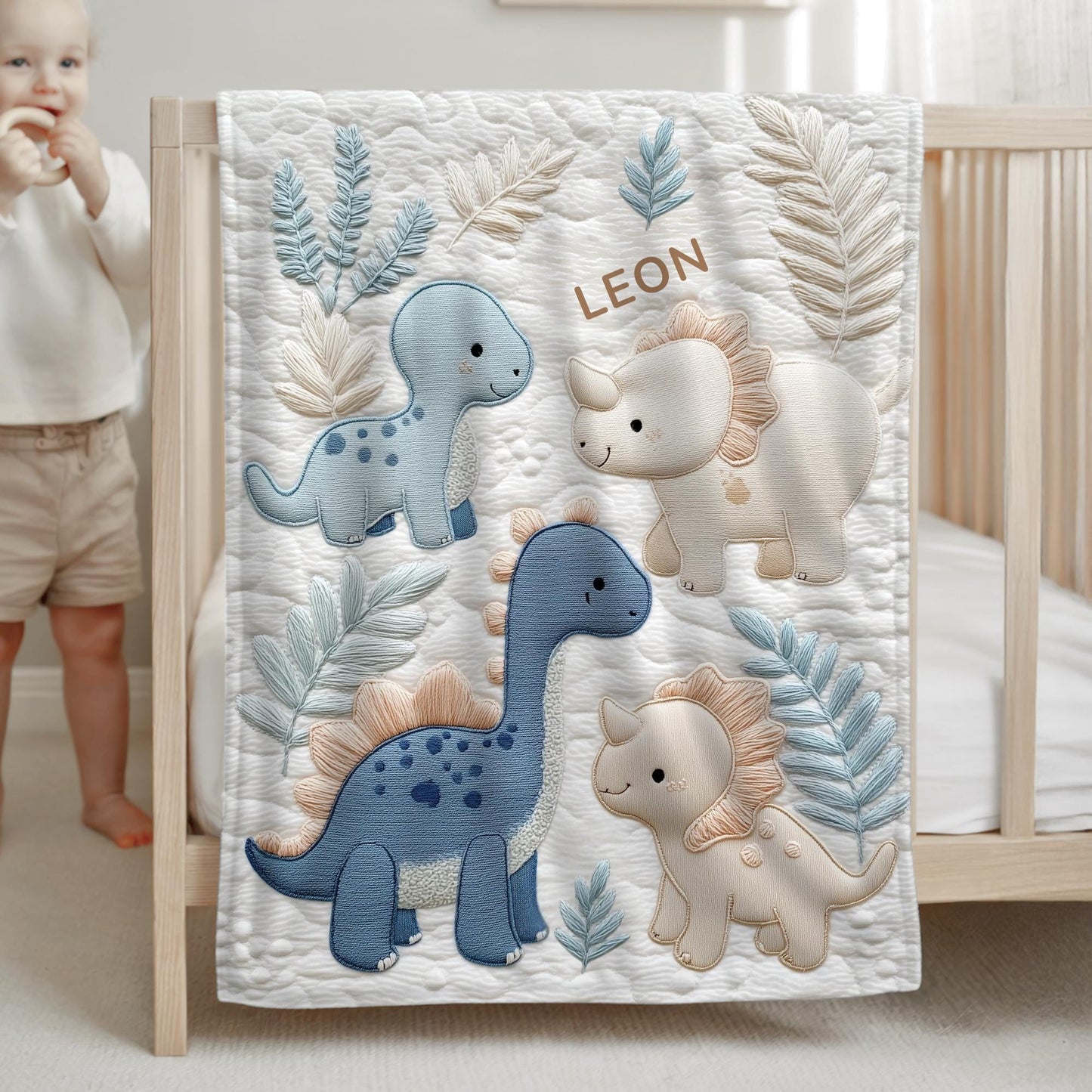 Personalized Dinosaur Baby Blanket with Name. Soft natural colors, embroidered-look design – a loving gift for a newborn or baptism.