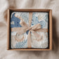 Personalized Dinosaur Baby Blanket with Name. Soft natural colors, embroidered-look design – a loving gift for a newborn or baptism.