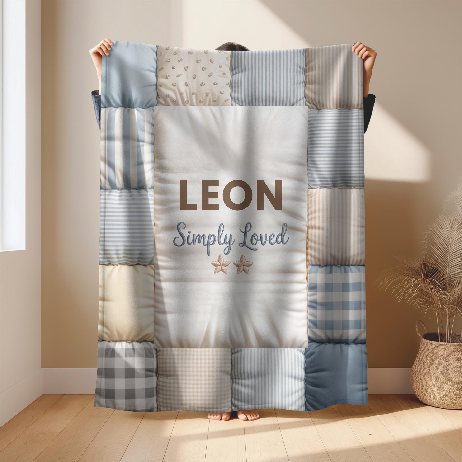 Personalized baby blanket with name in a soft patchwork quilt look. Neutral, lightweight and cozy – a timeless newborn or baby shower gift.