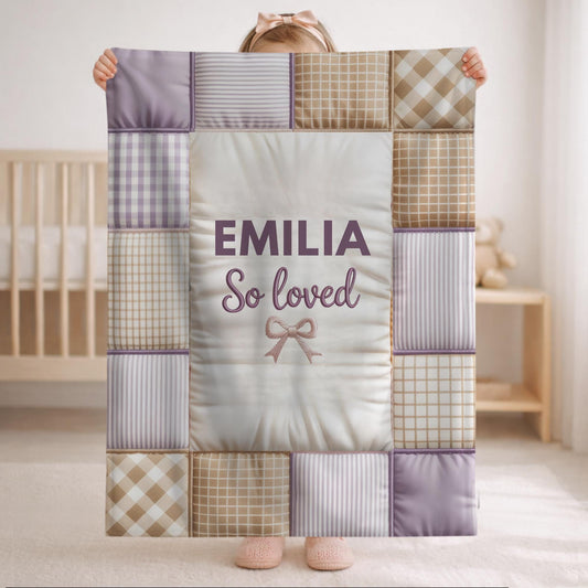 Neutral baby blanket in a patchwork quilt look with baby name. Unisex design, soft and timeless – perfect for modern nurseries and baby gifts.