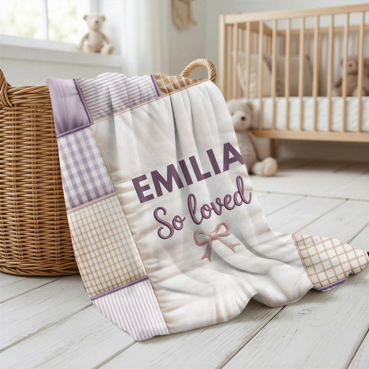 Neutral baby blanket in a patchwork quilt look with baby name. Unisex design, soft and timeless – perfect for modern nurseries and baby gifts.